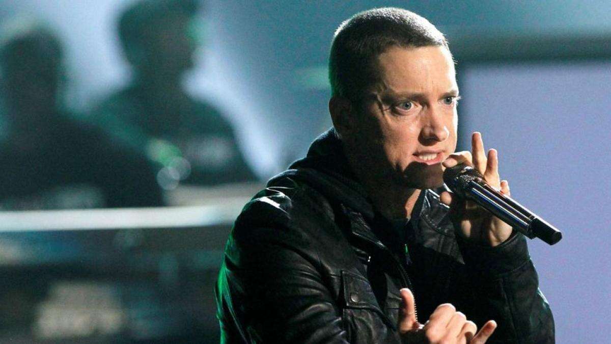 Eminem celebra 16 años de sobriedad enseñando su chapa de Alcohólicos Anónimos