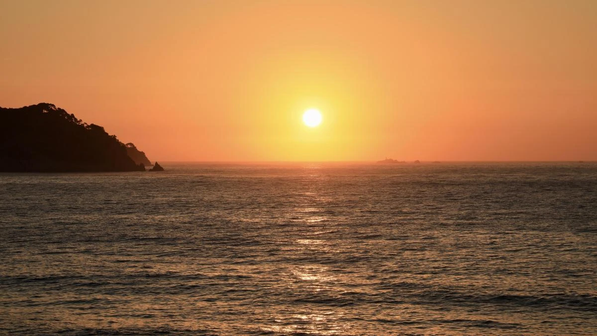 El cielo terroso luce en la costa de Palamós