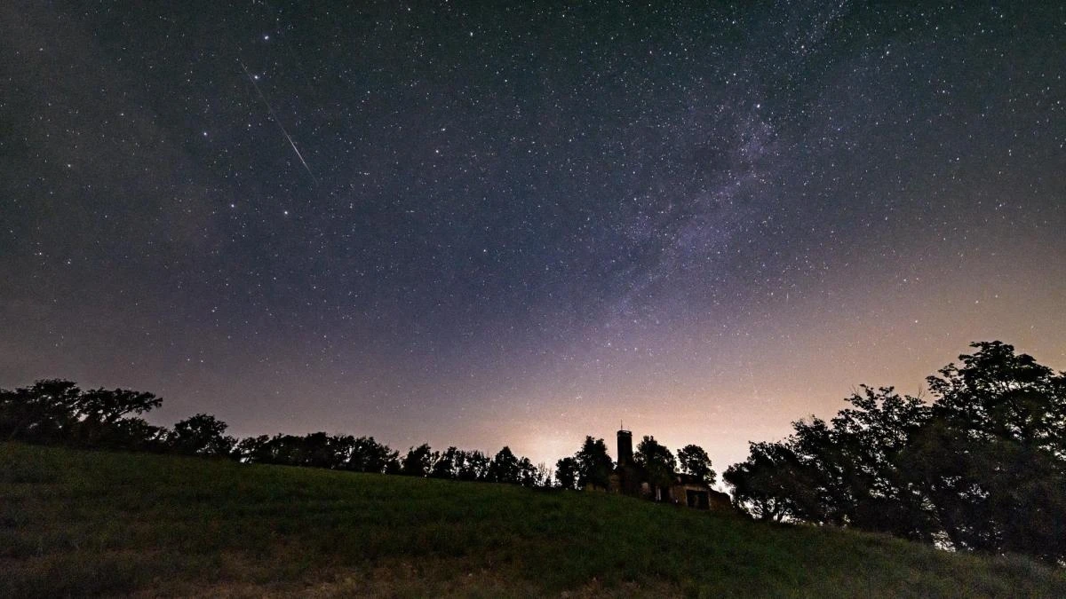 Lluvia de estrellas líridas con la Vía Láctea