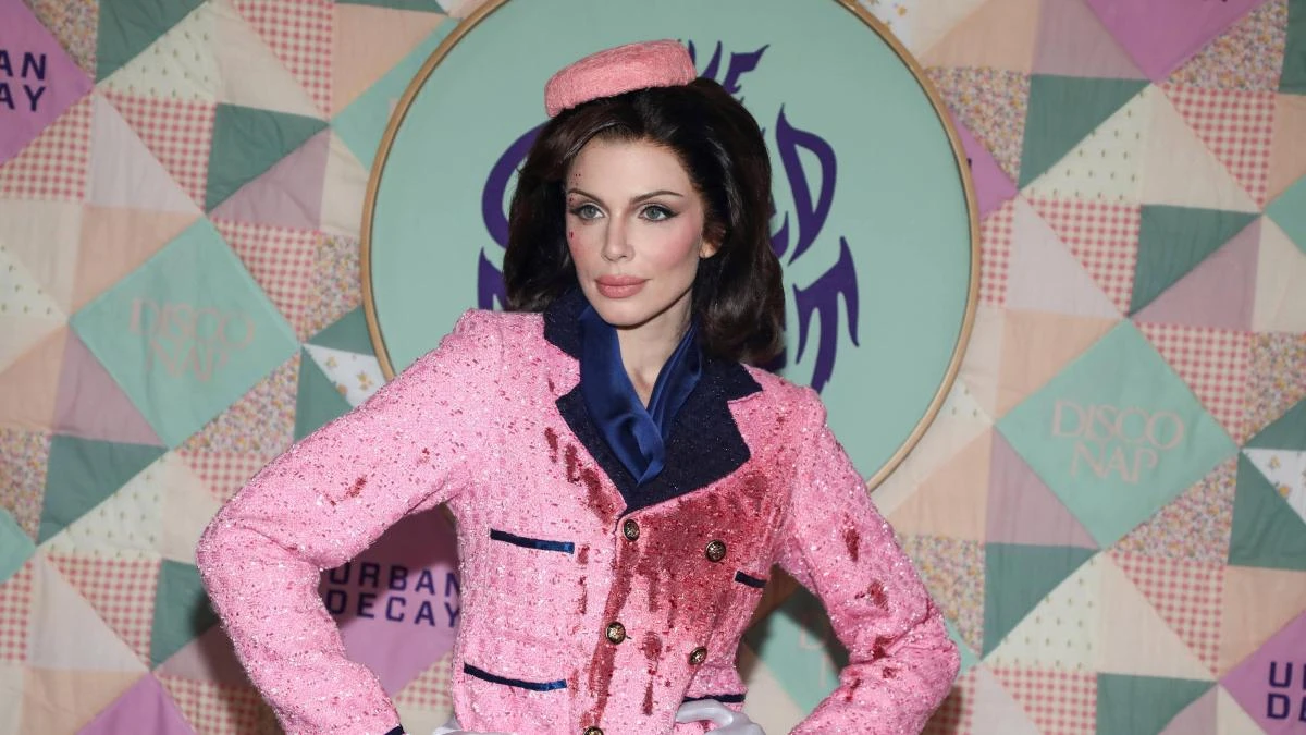 Escándalo por el disfraz de Julia Fox que recrea el traje de Jackie Kennedy manchado de sangre