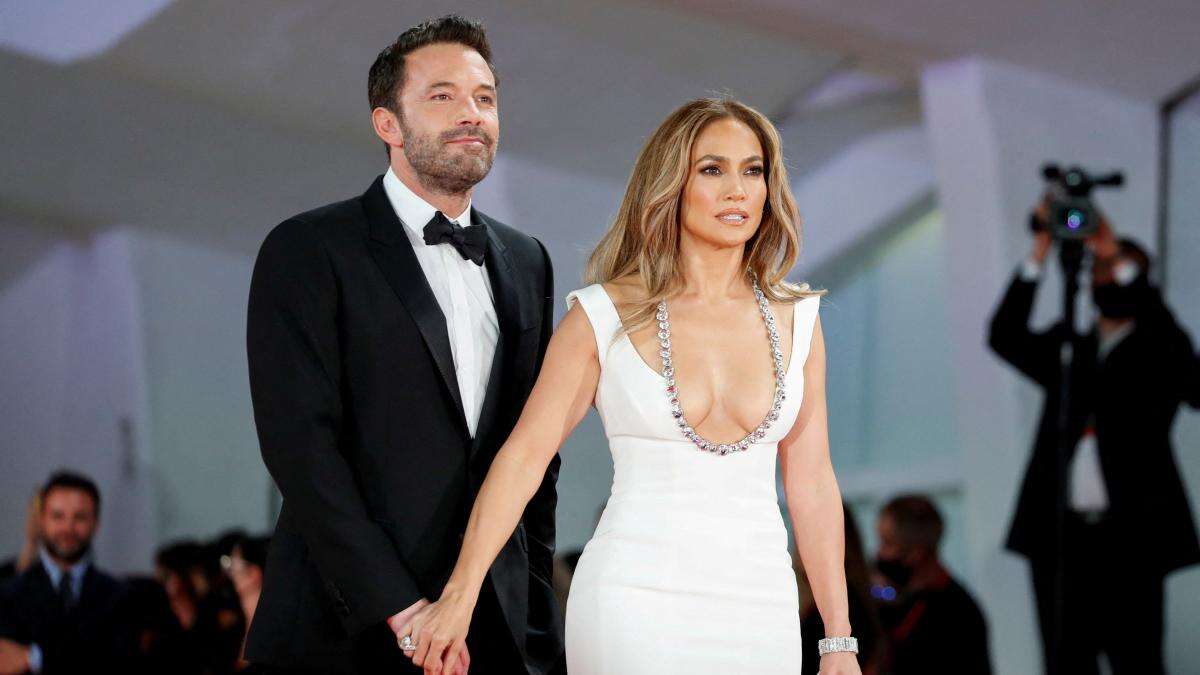 Pillan a Jennifer Lopez y Ben Affleck besándose y de la mano tras su divorcio