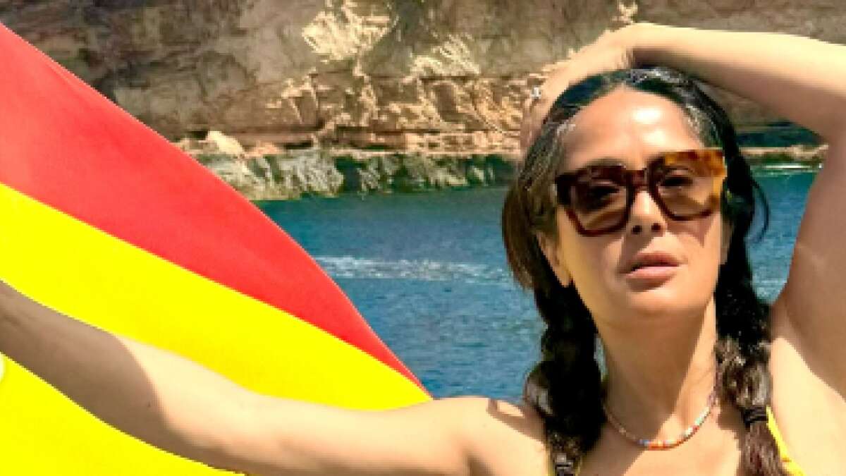 Salma Hayek presume de sus canas en bikini durante su viaje a Ibiza