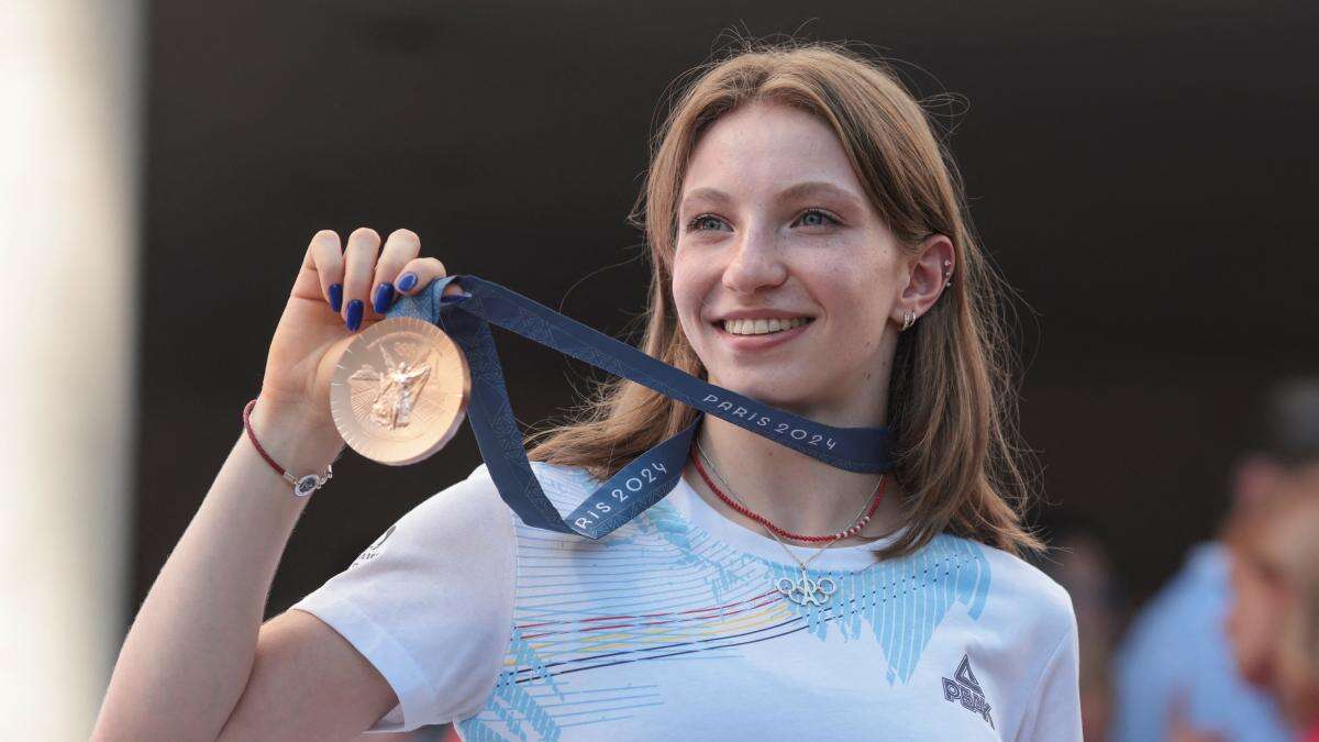 Una gimnasta recibe su medalla de bronce once días después del final de los JJOO