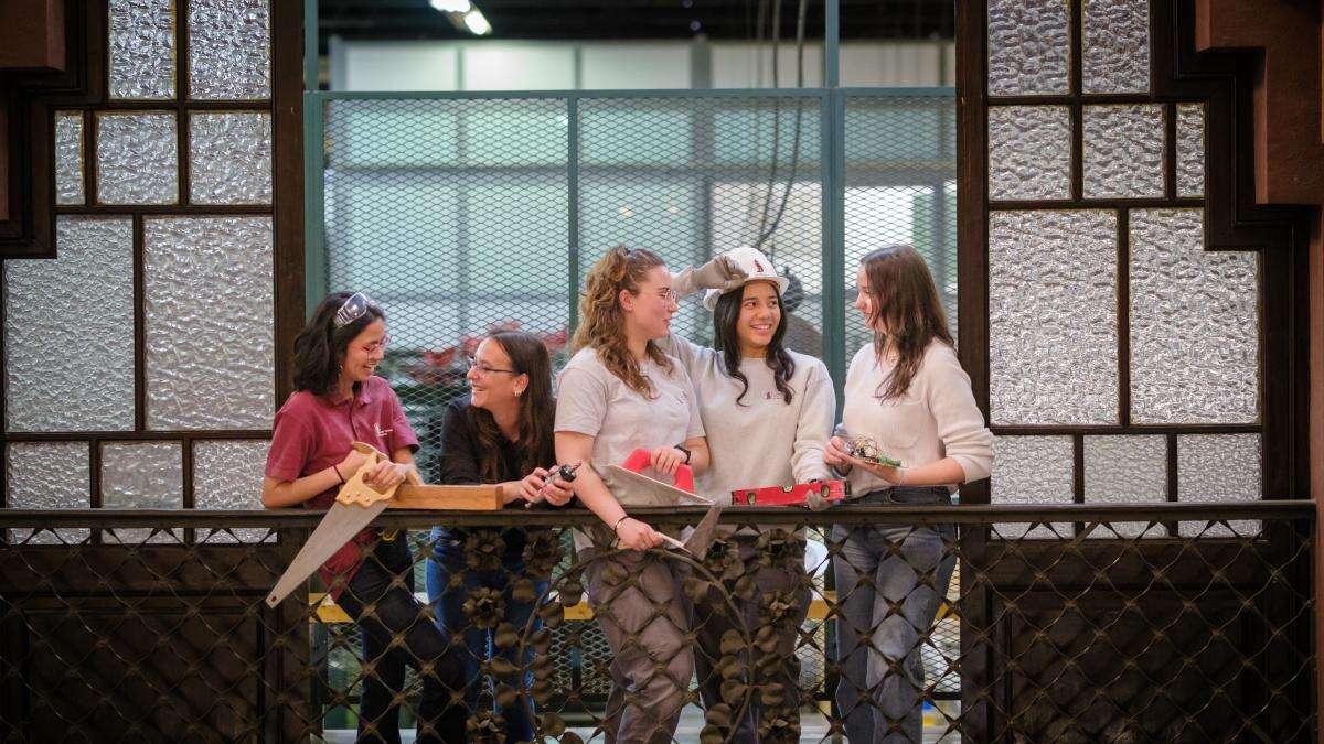 Ser mujer y carpintera, la experiencia de estudiar formación profesional del ámbito industrial