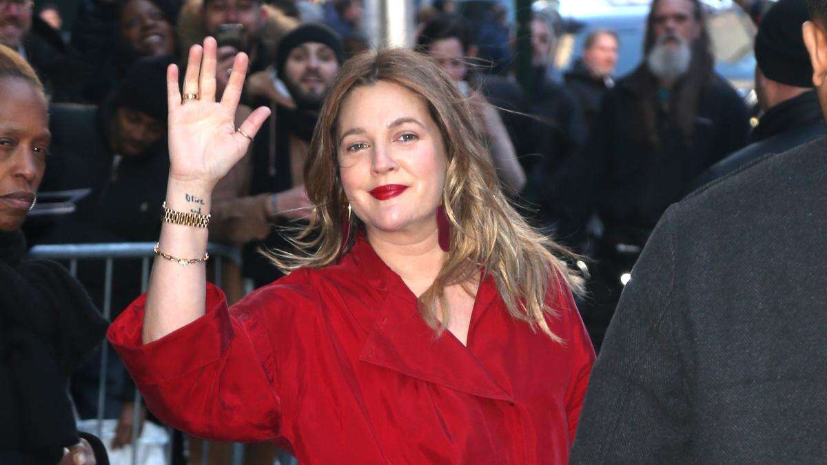 Drew Barrymore desvela el nombre de la conocida actriz con la que tuvo “el beso más sexy” en un baño de un hotel