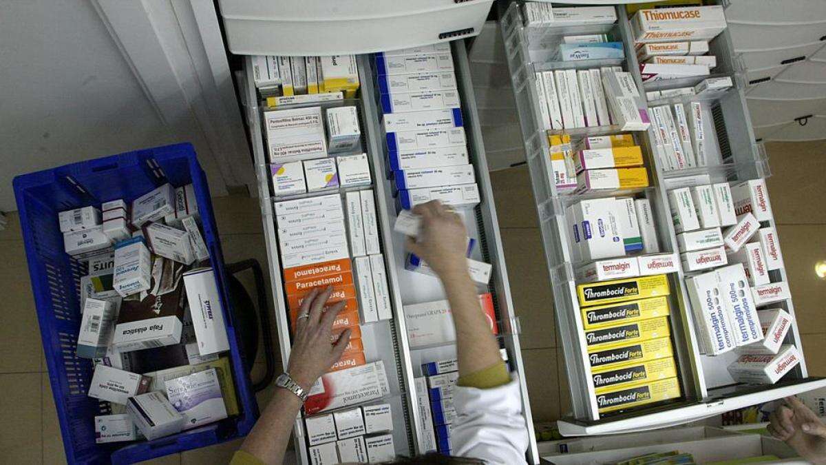 La ley no permite a los farmacéuticos suministrar medicamentos dados por particulares