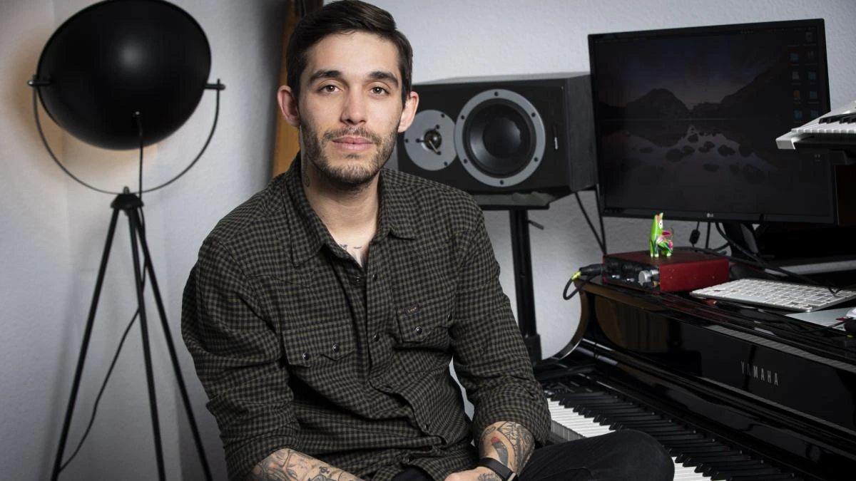 Víctor Elías, actor y músico, 34 años: “En ‘Los Serrano’ nos enseñaban cosas que luego nos iban a ocurrir en la realidad”