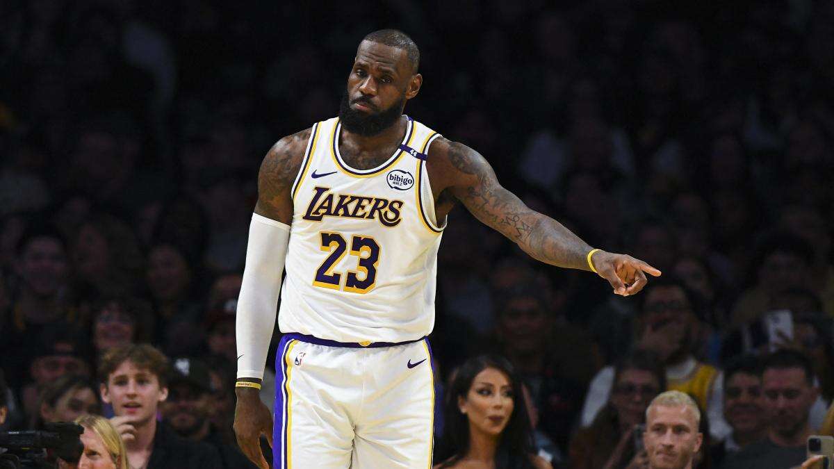 Un eterno Lebron James lidera a los Lakers con un triple-doble para superar a los Raptors