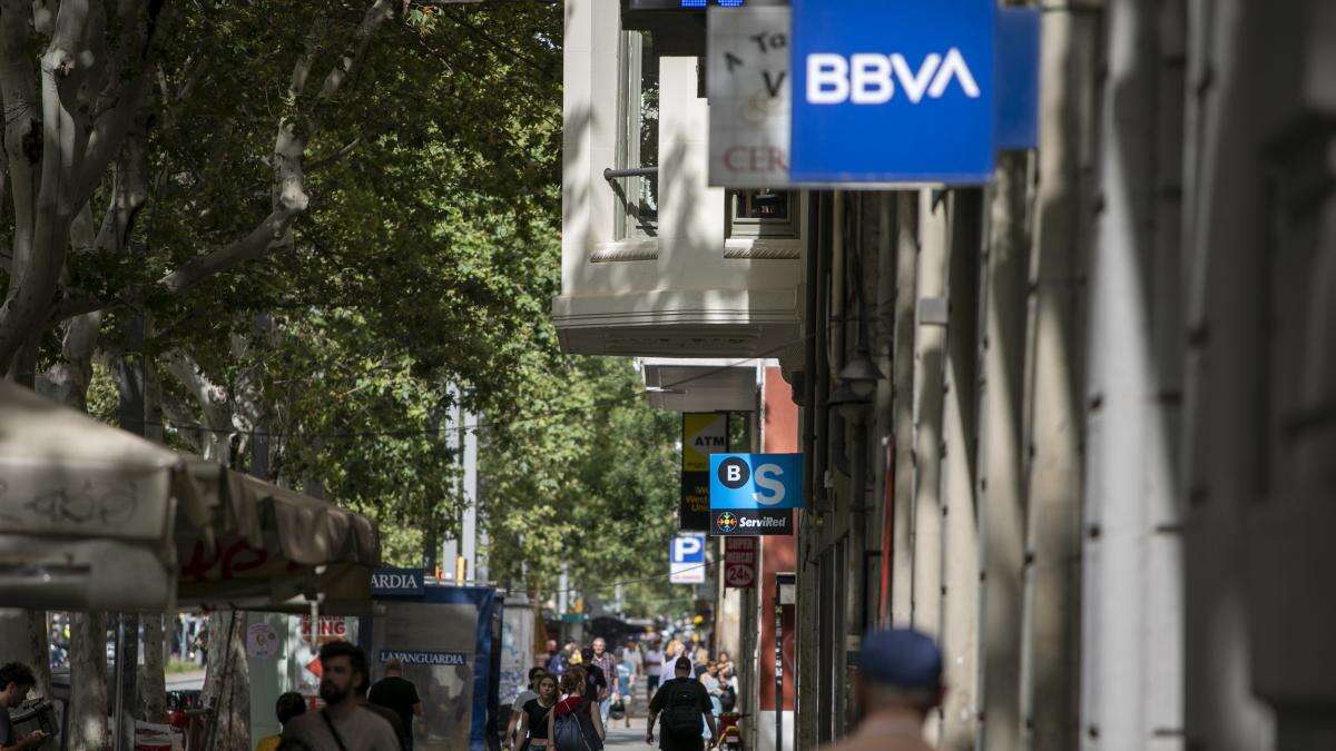 España sigue perdiendo oficinas bancarias antes de la opa del BBVA al Sabadell