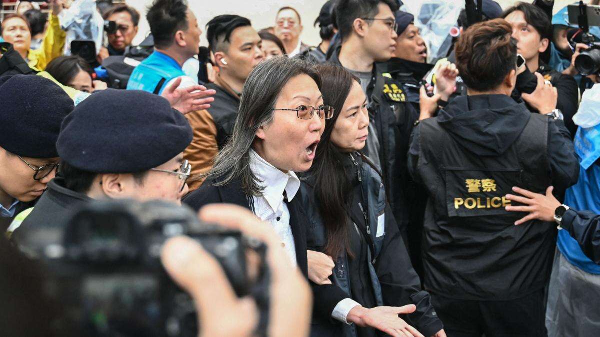 Hong Kong sentencia a varios años de cárcel a los 47 activistas implicados en una elección paralela