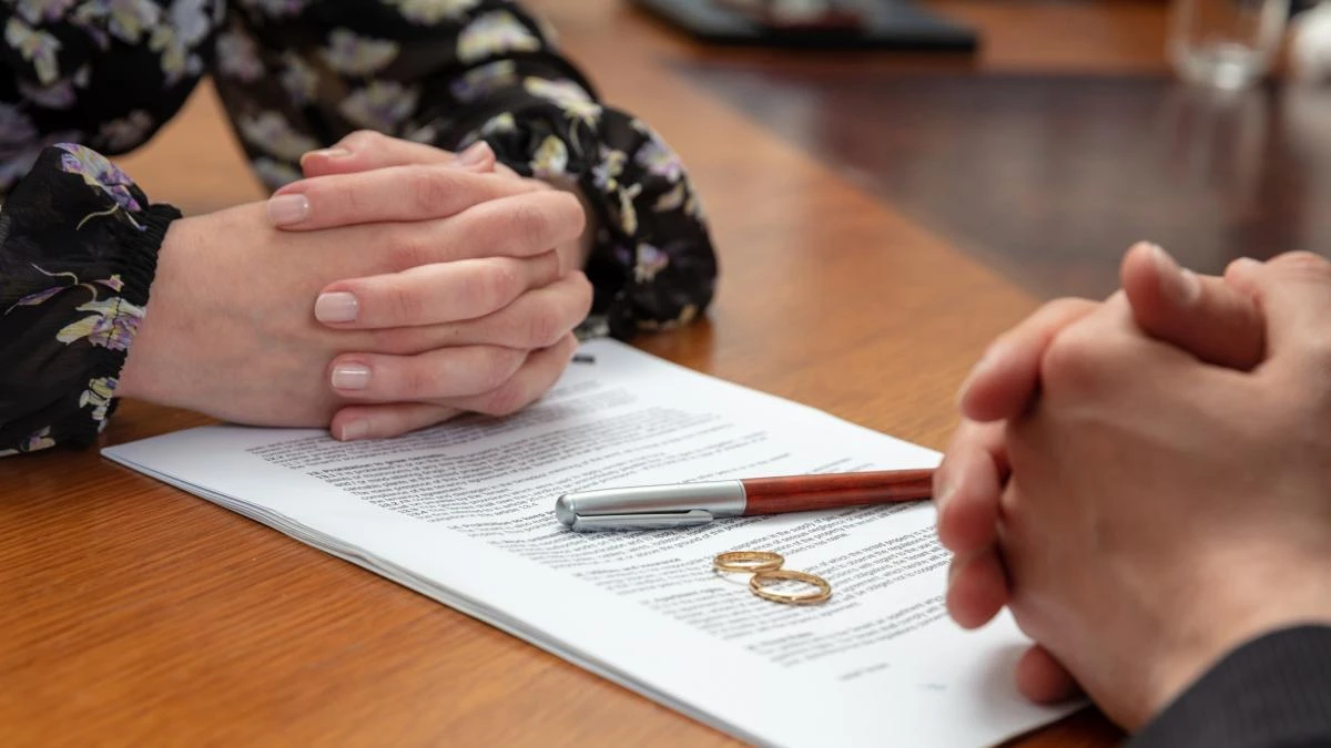 Un padre divorciado se harta de sus hijos y pide dejar de pagar su pensión porque no le responden los whatsapp y uno dice que nunca más quiere verle: desestimado por los tribunales