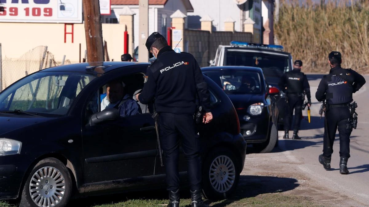 Interceptado un conductor sin carnet que circulaba en un coche lleno de ladrillos repartidos en los asientos