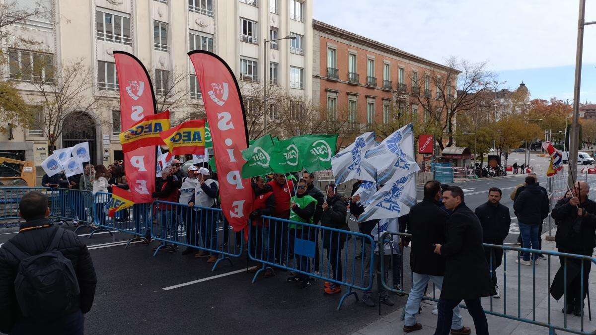 Sindicatos policiales se distancian de Vox en una deslucida protesta contra la reforma de la ley mordaza