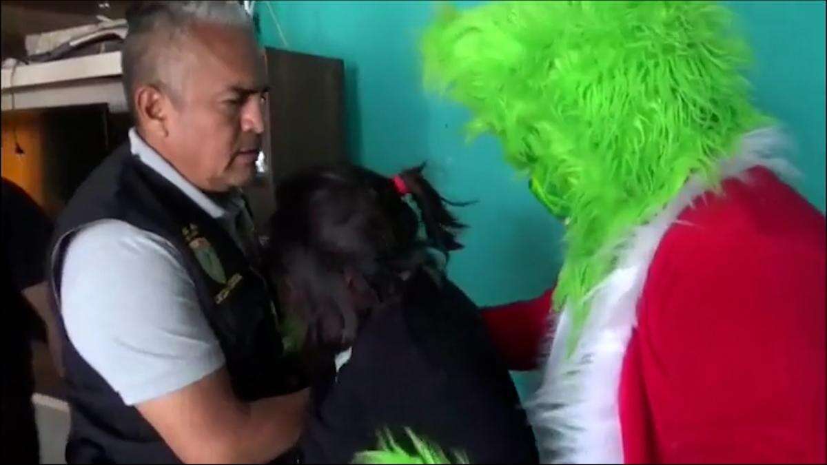 La policía peruana utiliza el disfraz del Grinch durante una operación antidrogas