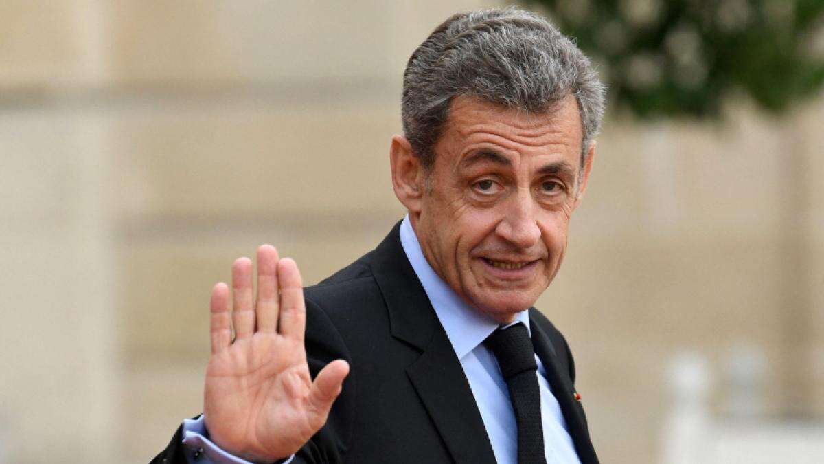 Sarkozy aparca sus actividades públicas tras recibir el brazalete electrónico