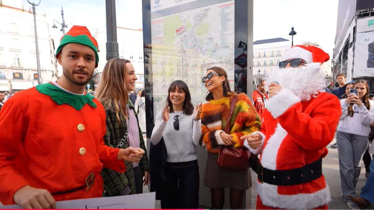 David Bisbal se infiltra en Sol disfrazado de Papa Noel y desata la locura entre los transeúntes