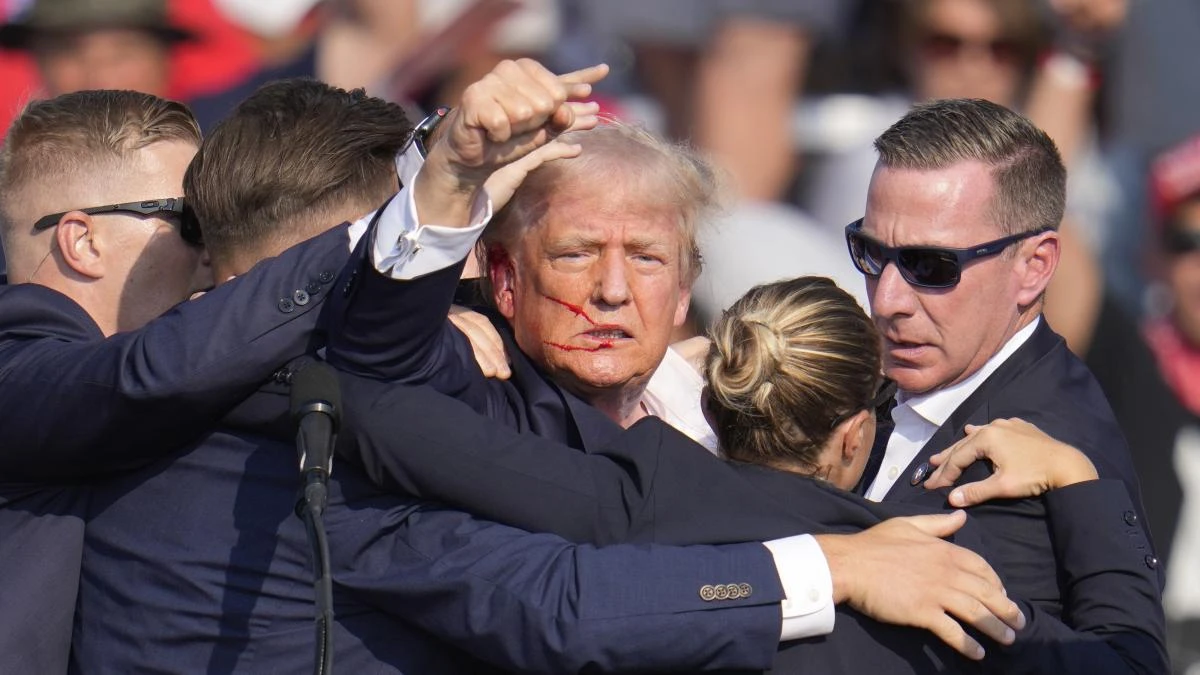 El avión de Trump abandona Pittsburgh tras el alta al expresidente herido en la oreja