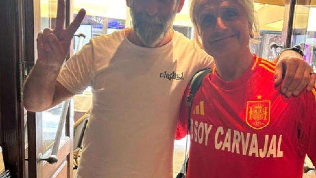 Nacho Cano se apunta a la “carvajalmanía” luciendo una camiseta en apoyo a Dani Carvajal