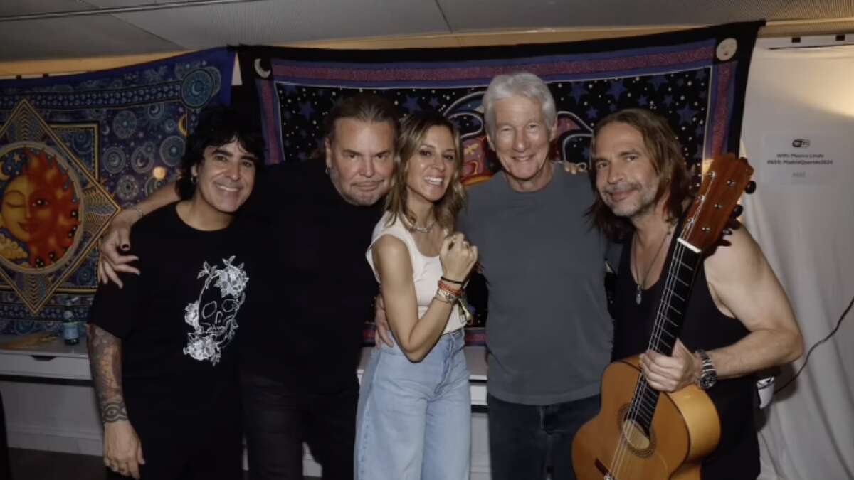 La foto 'fan' de Richard Gere con Maná: se deja ver en el concierto del grupo en Madrid