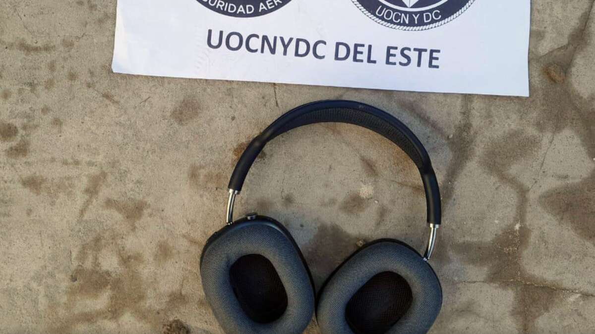 Deja los AirPods en el avión, los rastrea por GPS y una empleada de limpieza se los lleva: la despiden