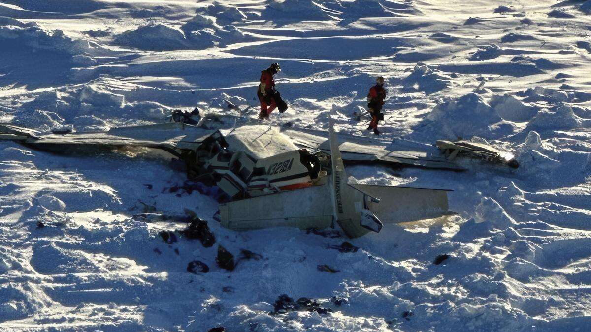 Al menos 3 fallecidos tras localizar los restos del avión desaparecido el jueves en Alaska