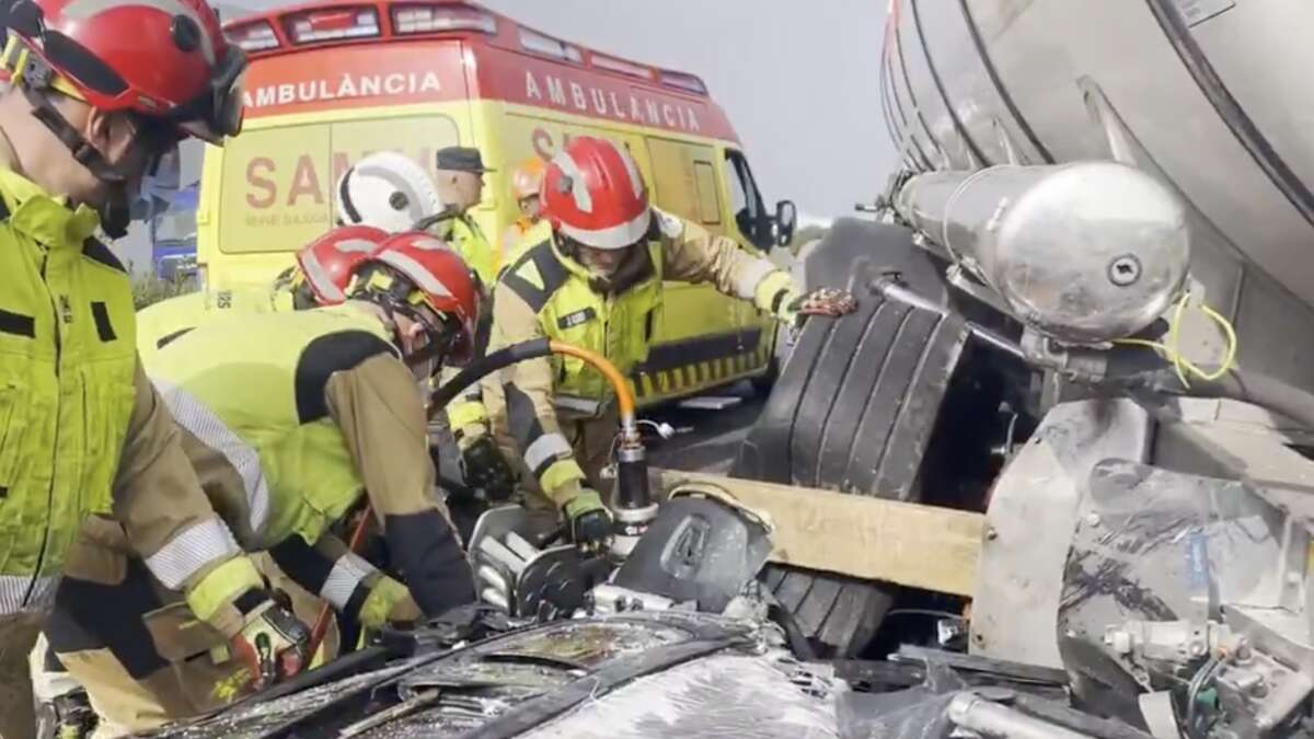 Un camión se queda sin frenos, choca con 10 coches y se estampa en una casa