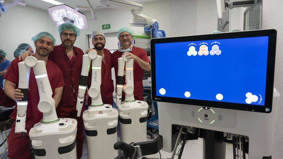 Un Versius nuevo convierte Bellvitge en el hospital con más robots quirúrgicos de España