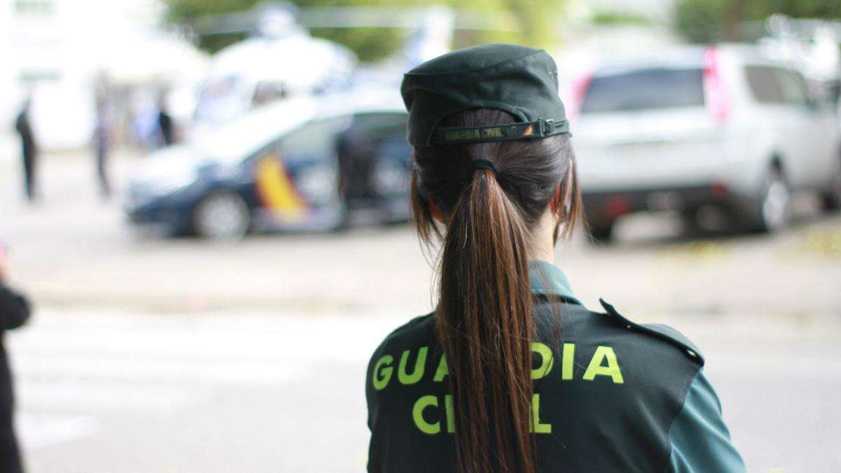 Le rompen las piernas a un hombre en plena calle para robarle sus pertenencias en Eivissa