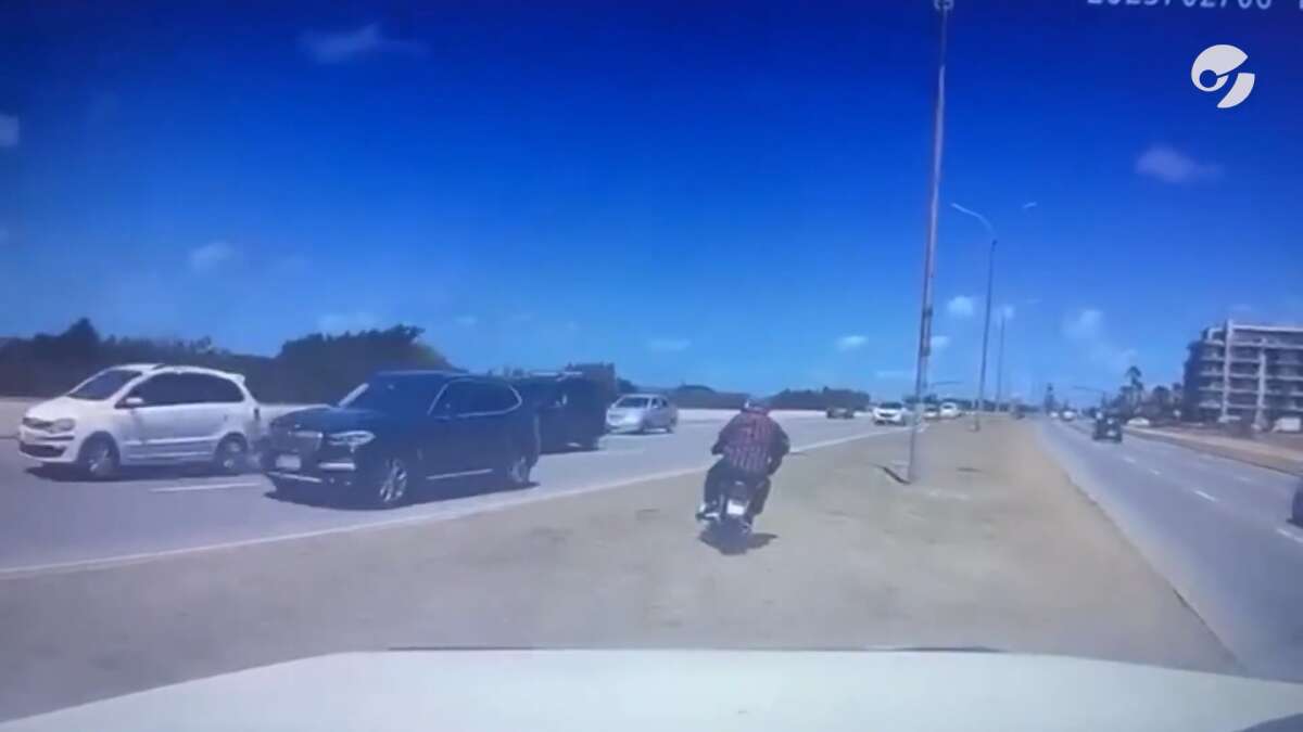 Persigue con su furgoneta a unos ladrones en moto y les detiene haciéndoles caer en la carretera