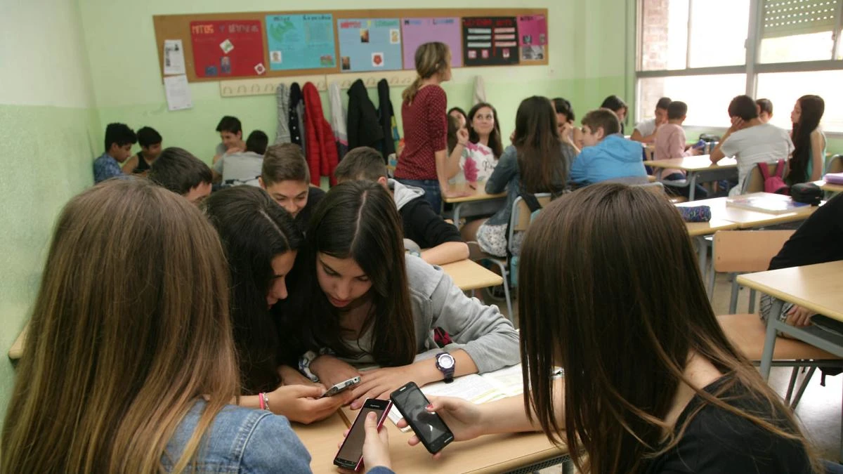 Illa avanza que habrá más medidas restrictivas para los móviles en el próximo curso escolar