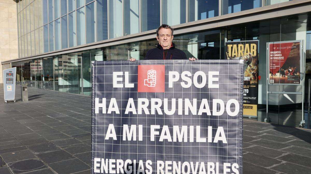 El actor Cesar Vea inicia una huelga de hambre frente al Parlamento de La Rioja: “No tengo más recursos”