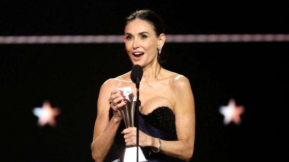 Demi Moore sigue viviendo su sueño dorado con 'La Sustancia' y gana el Critics Choice Award