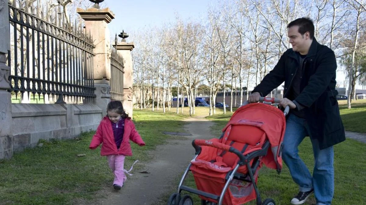 El coste de ser padre: los hombres con hijos dedican una hora más a tareas del hogar