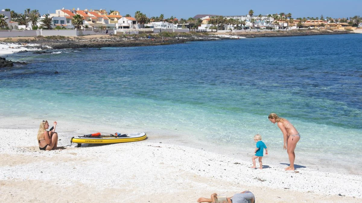 La llegada de turistas extranjeros frenó su caída en marzo