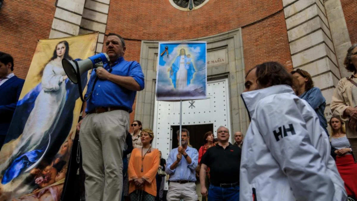 Insultos a Pedro Sánchez tras el rezo del rosario en Ferraz en la víspera de las elecciones europeas
