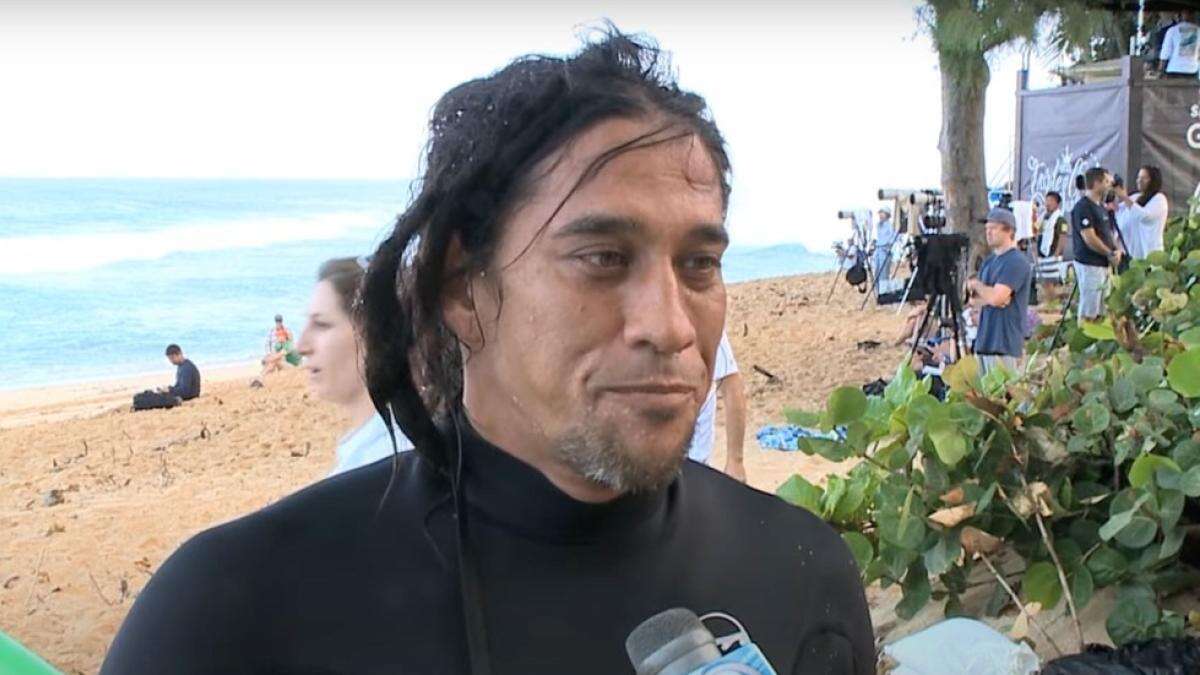 Muere atacado por un tiburón Tamayo Perry, leyenda del surf y actor de 'Piratas del Caribe'