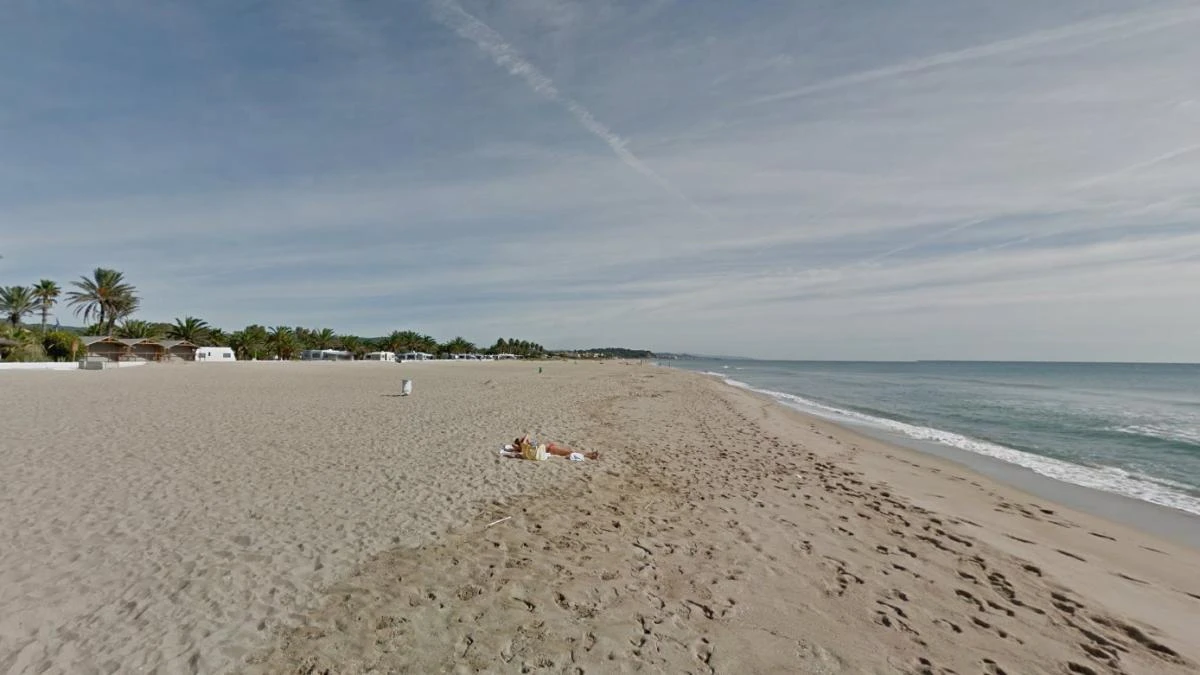 Hallado el cadáver de un hombre con una boya atada al cuerpo en una playa de Tarragona