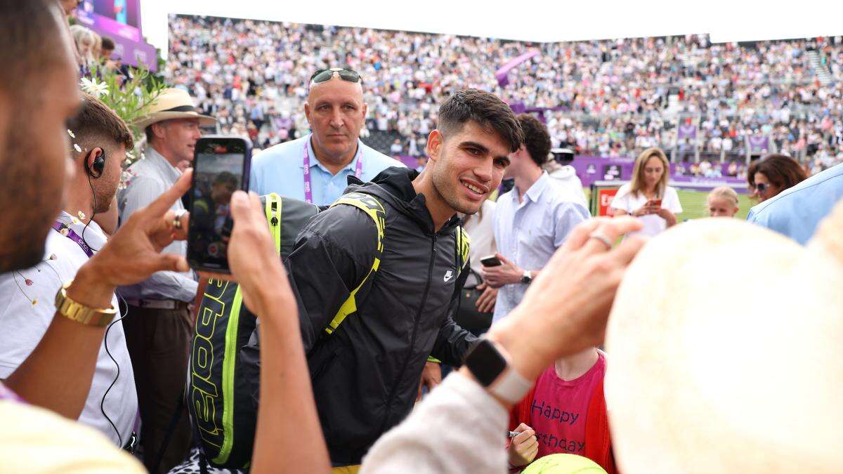 Alcaraz se abre paso en Queen’s tras superar a Cerúndolo