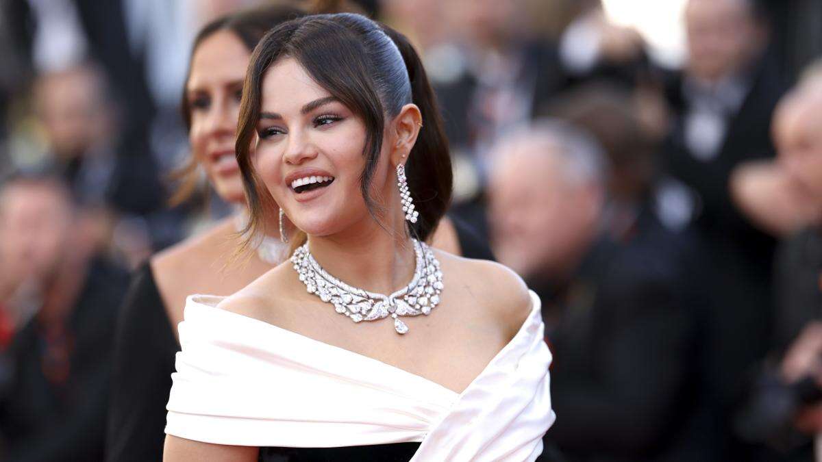 Selena Gomez confiesa tener una enfermedad intestinal y estalla ante las críticas que recibe por su cuerpo: “Soy un ser humano”