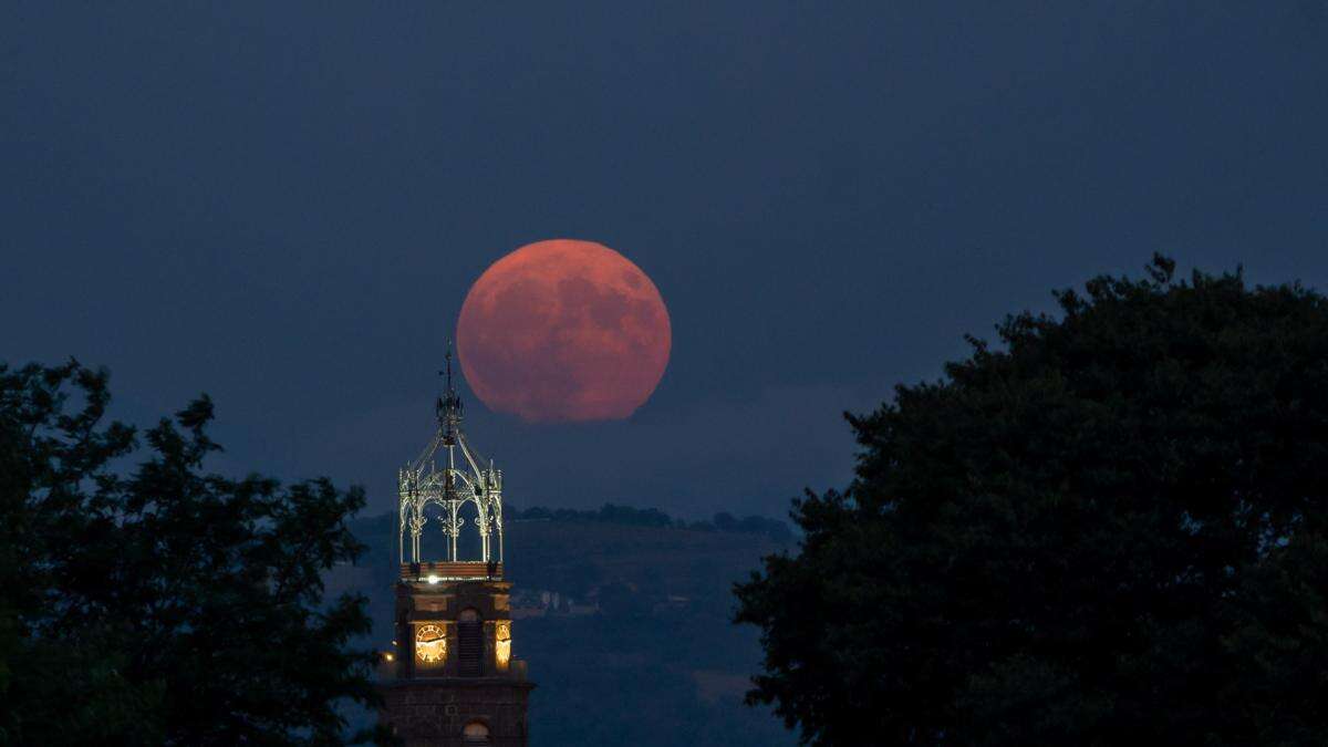 'National Geographic' selecciona imágenes de Carme Molist para anunciar el eclipse lunar