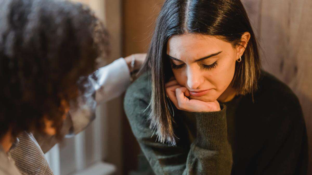 Profesionales del Hospital Clínic hablan sobre depresión y prevención del suicidio en un directo