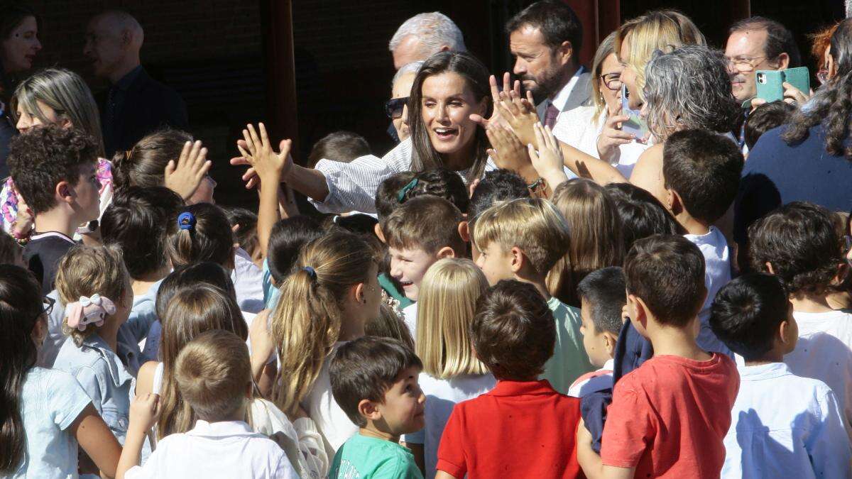 Letizia vuelve al colegio para honrar la memoria de una maestra rural