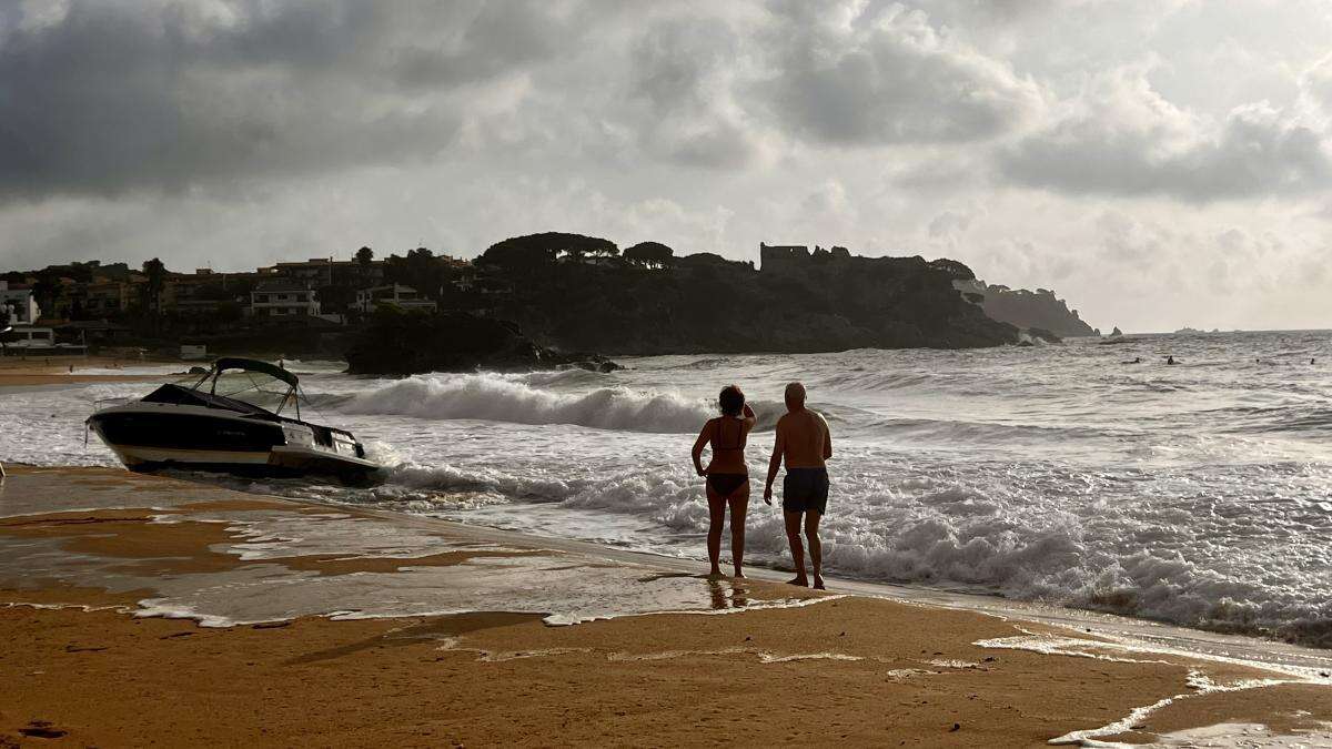 El temporal en la Costa Brava arrastra los barcos y los deja embarrancados en la playa