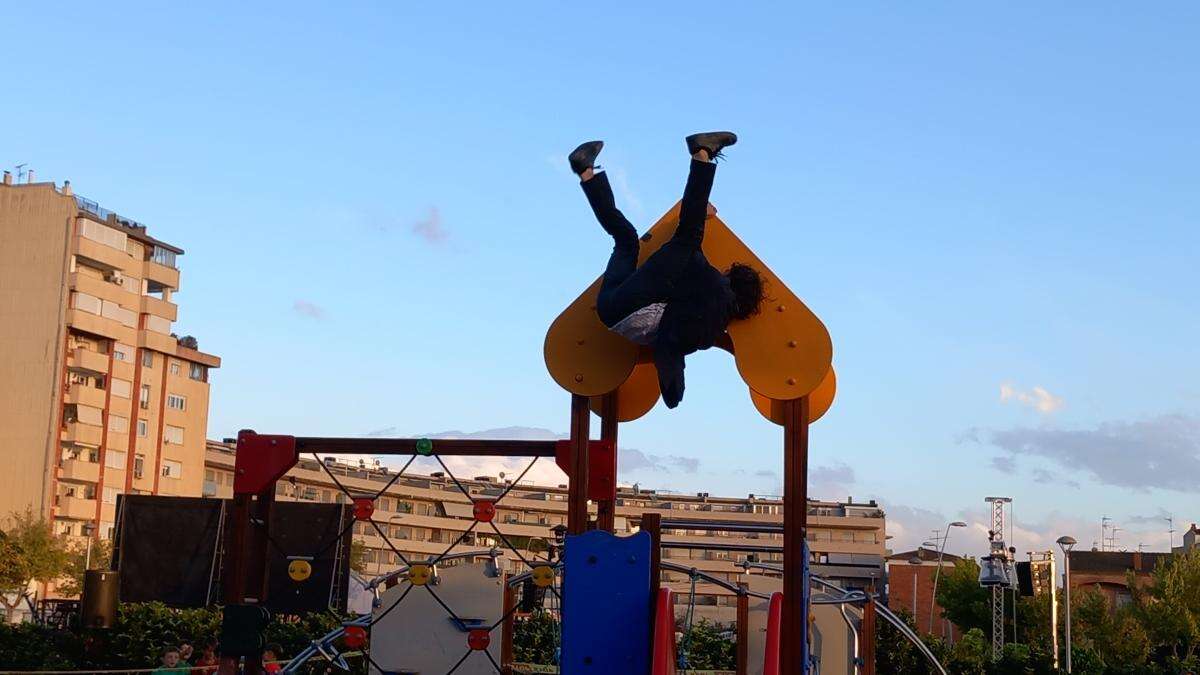 En Tàrrega, hay un adulto en el tobogán