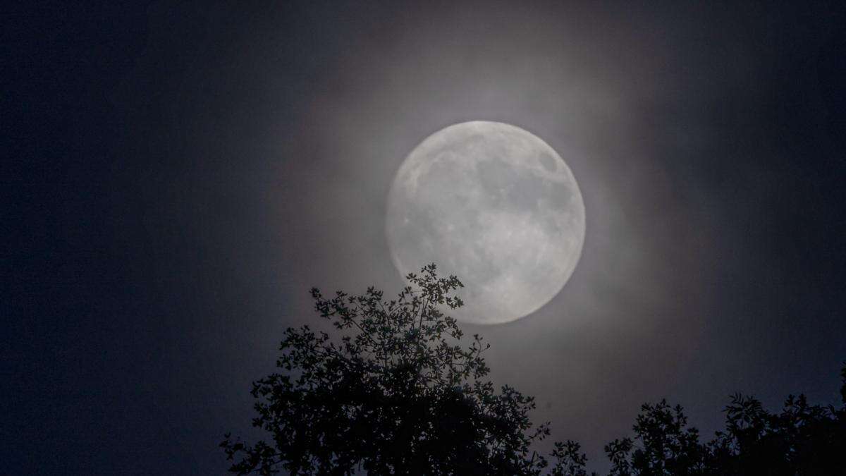 La (casi) Superluna ya luce a la espera del eclipse