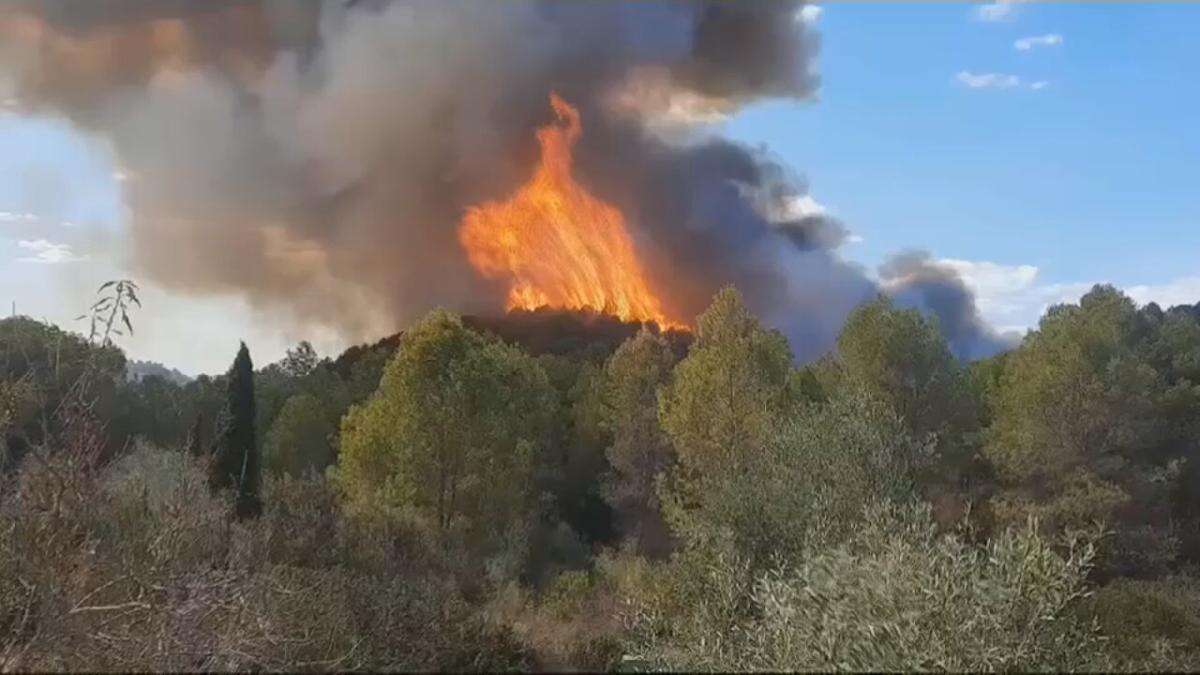 Un incendio obliga a desalojar ya una decena de viviendas en la localidad valenciana de Simat