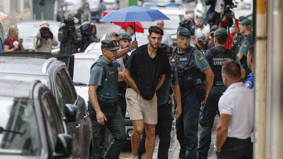 El futbolista Rafa Mir, en libertad tras prestar declaración en el juzgado de Llíria