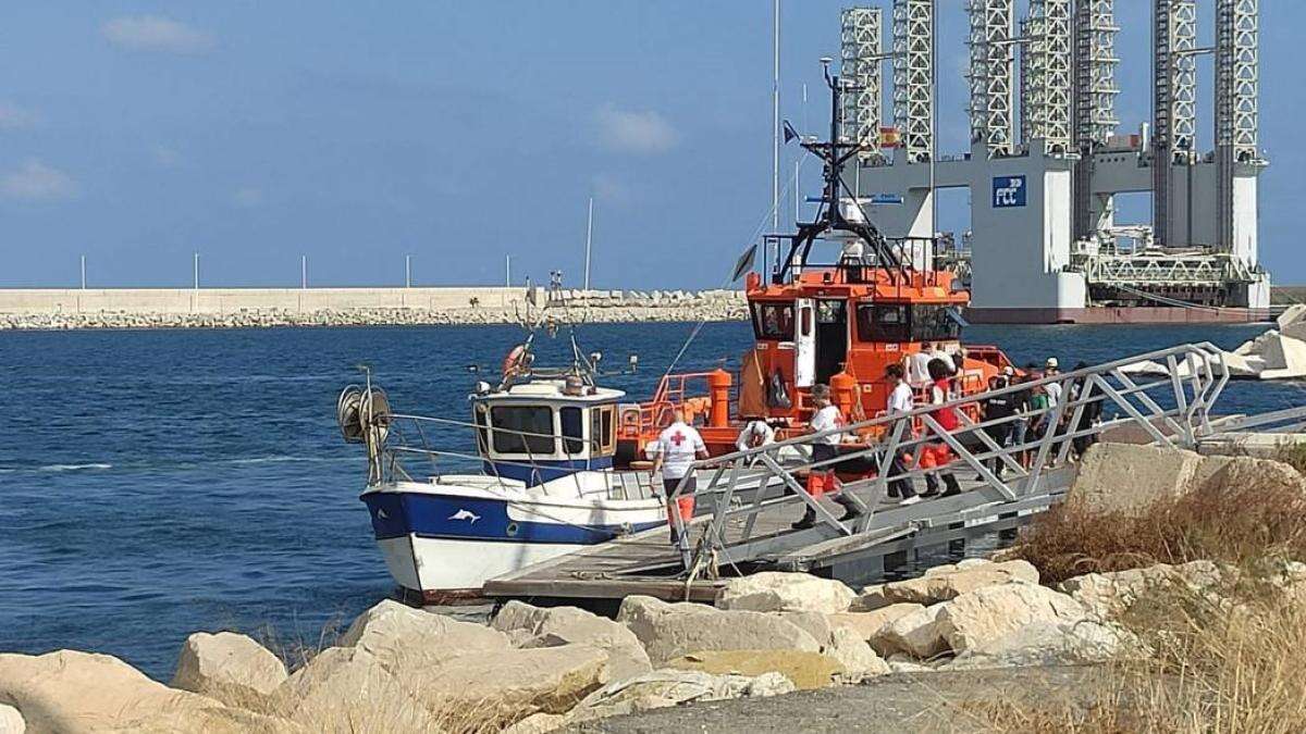 Emergencias rescata a 54 personas, 8 de ellas menores, frente a la costa de Alicante