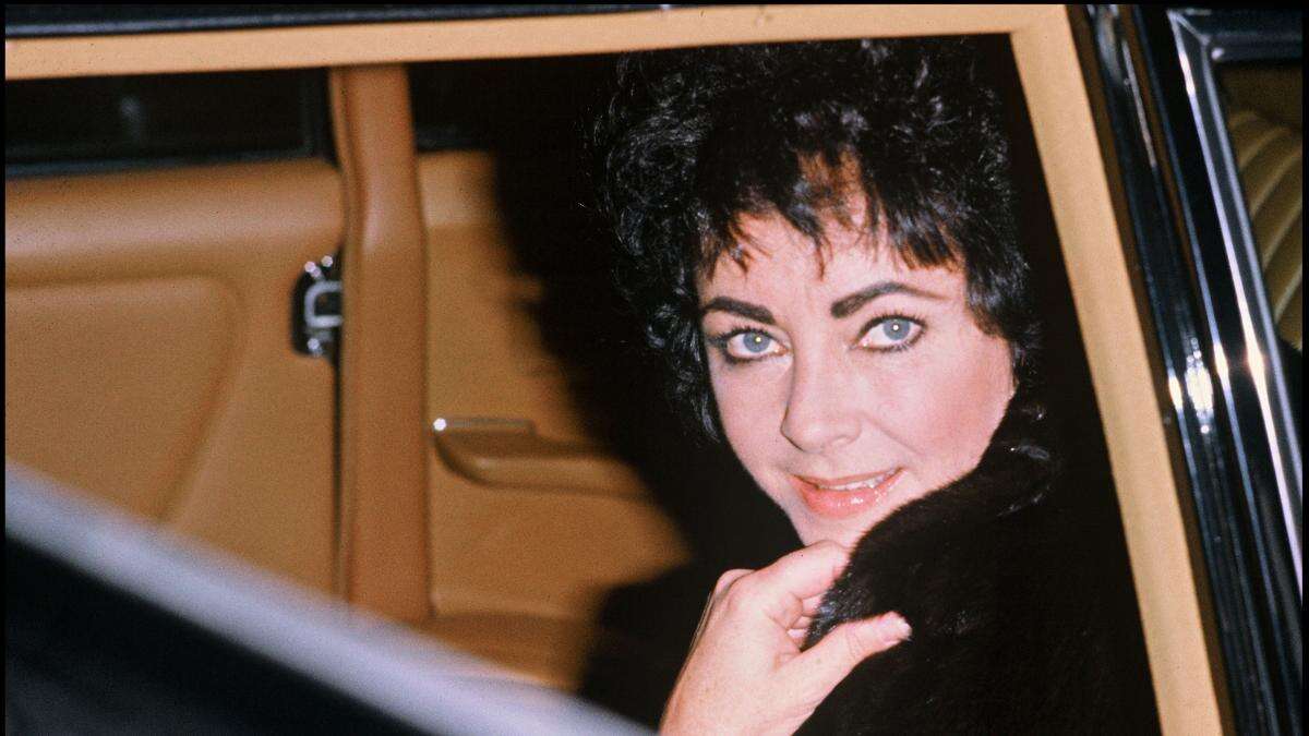 Elizabeth Taylor sigue siendo noticia