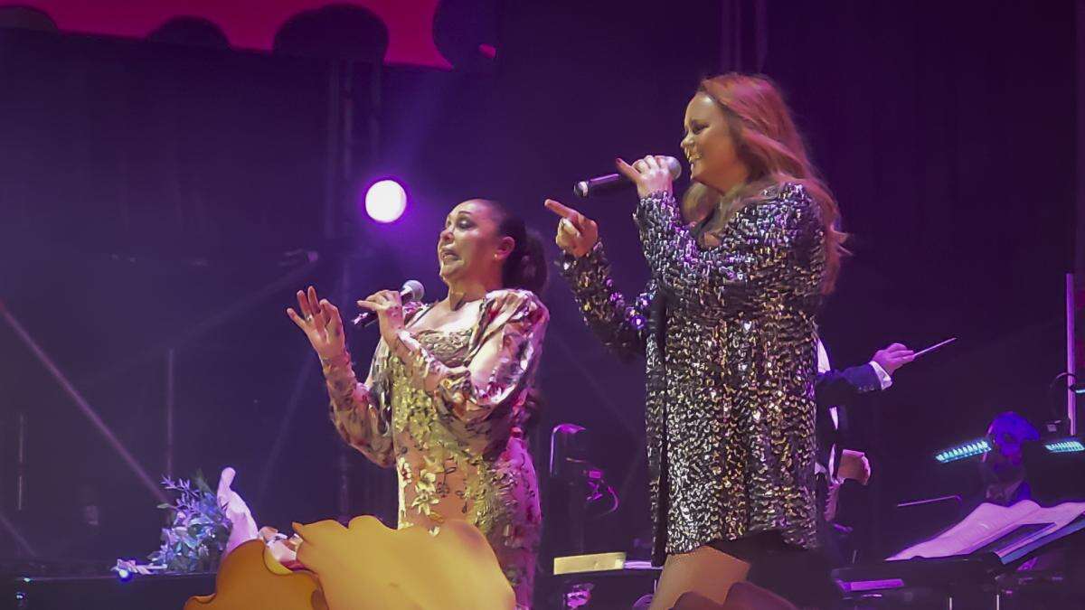 Isabel Pantoja y Shaila Dúrcal protagonizan en un concierto el viral baile de ‘Garlochí’